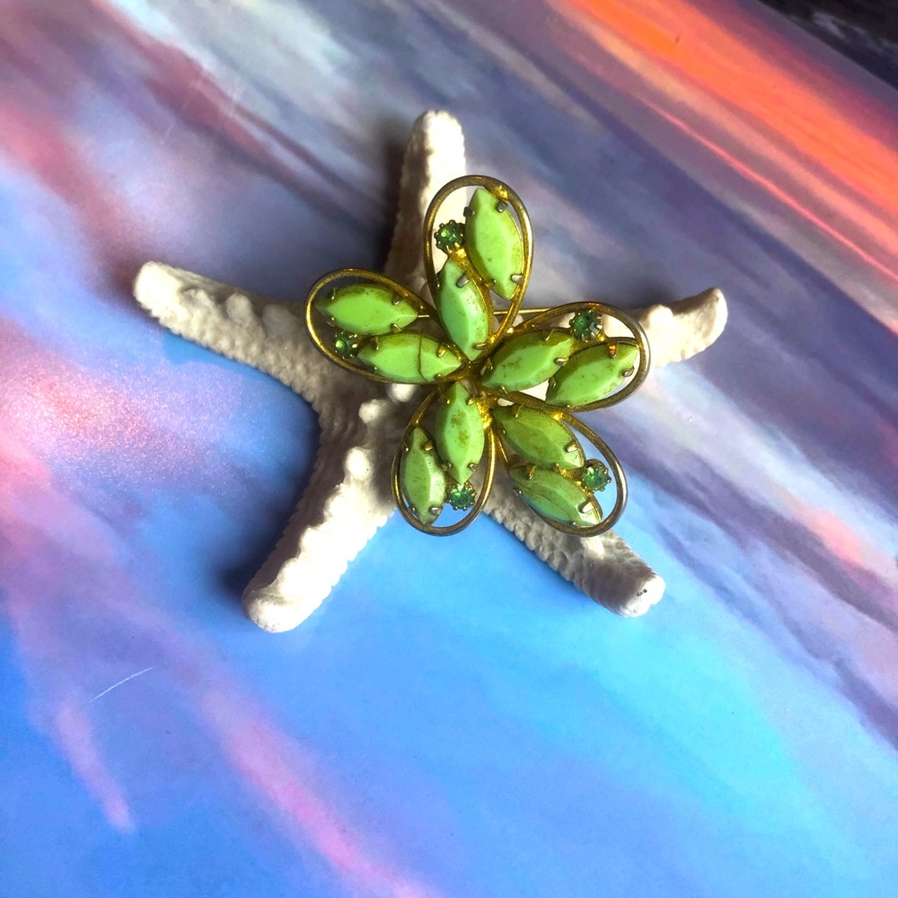 Vintage green flower brooch pin with green serpentine with green rhinestone
